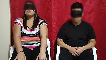 Le pagamos 100 $ a una pareja de casada para jugar el juego del test a ver si adivina que tienen en su boca la chica le poner los cuerno con el modelo del juego terminan follando parte 1/2