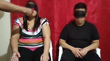 Le pagamos 100 $ a una pareja de casada para jugar el juego del test a ver si adivina que tienen en su boca la chica le poner los cuerno con el modelo del juego terminan follando parte 1/2