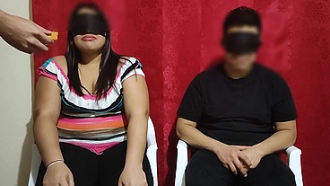 Le pagamos 100 $ a una pareja de casada para jugar el juego del test a ver si adivina que tienen en su boca la chica le poner los cuerno con el modelo del juego terminan follando parte 1/2