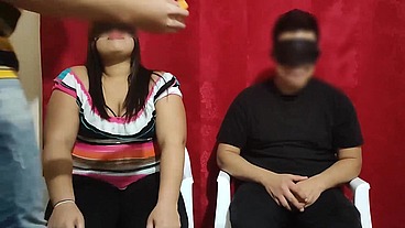 Le pagamos 100 $ a una pareja de casada para jugar el juego del test a ver si adivina que tienen en su boca la chica le poner los cuerno con el modelo del juego terminan follando parte 1/2