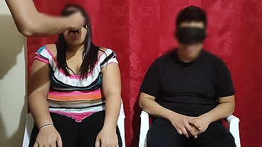 Le pagamos 100 $ a una pareja de casada para jugar el juego del test a ver si adivina que tienen en su boca la chica le poner los cuerno con el modelo del juego terminan follando parte 1/2