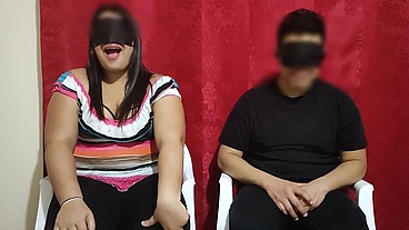 Le pagamos 100 $ a una pareja de casada para jugar el juego del test a ver si adivina que tienen en su boca la chica le poner los cuerno con el modelo del juego terminan follando parte 1/2