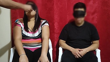 Le pagamos 100 $ a una pareja de casada para jugar el juego del test a ver si adivina que tienen en su boca la chica le poner los cuerno con el modelo del juego terminan follando parte 1/2