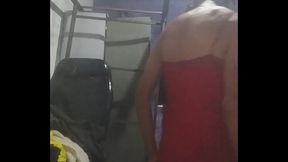 Travesti se exibindo de vestidinho vermelho