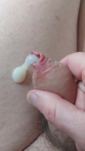 Naked Sissyclit Cumshot