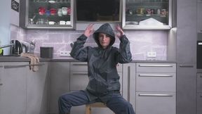 Miss Amira in Regenzeug