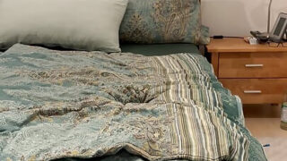 Web kamerası yakın çekim: Amatör Avrupalı genç erkeklerin kıllı kalçalarını yalama ve dövme görüntüleri.