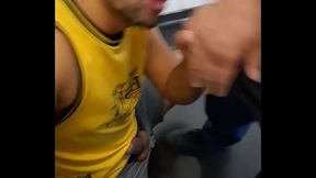 No banheiro do trabalho chupando os pedreiros que ficaram sozinhos esperando