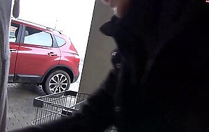 Blondine im Freien auf dem Parkplatz genommen!