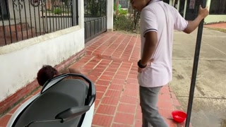 mi vecina esta limpiando su moto y no tiene dinero para pagarme asi que me la follo