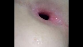 Nerdzinho safado alargando a cucetinha com brinquedo