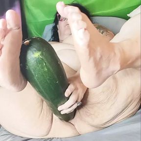 She Grows Em Huge for Her Ass Which Toy Will This Bitch Choose Bet Its the Zuchinni in Betweeni