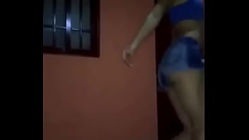 Mujer venezolana aburrida en cuarentena