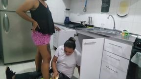 La patrona se muestra con un culito grande y redondeado mientras ella se