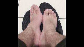 Public restroom in shopping centre - Got mischievous determined to go fishing for someone to inhale my toes off