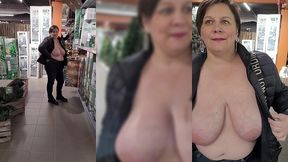 je marche dans les allees d un magasin les seins dehors