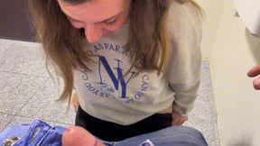 la chica de limpieza me pillo tocandome y me dio una mamada