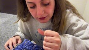la chica de limpieza me pillo tocandome y me dio una mamada