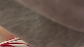 la chica de limpieza me pillo tocandome y me dio una mamada