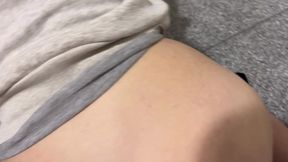 la chica de limpieza me pillo tocandome y me dio una mamada