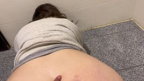 la chica de limpieza me pillo tocandome y me dio una mamada