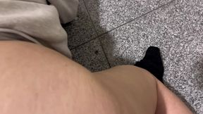 la chica de limpieza me pillo tocandome y me dio una mamada