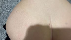 la chica de limpieza me pillo tocandome y me dio una mamada