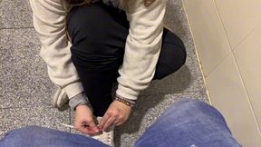 la chica de limpieza me pillo tocandome y me dio una mamada