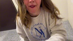 la chica de limpieza me pillo tocandome y me dio una mamada