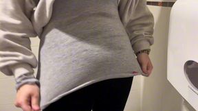 la chica de limpieza me pillo tocandome y me dio una mamada