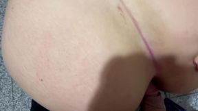 la chica de limpieza me pillo tocandome y me dio una mamada