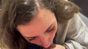 la chica de limpieza me pillo tocandome y me dio una mamada