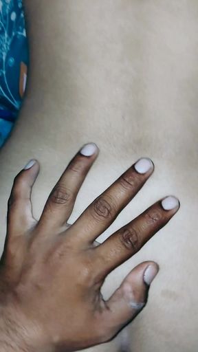 Girlfriend ke chut me ungli ghusa di closeup