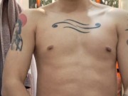 Twink se masturba frente al espejo hasta casi correrse