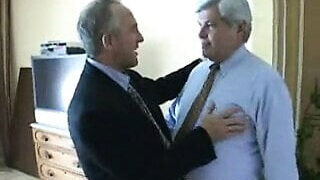 Pria gay berbadan besar melakukan seks anal, penis besar