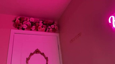 Mostrando pra vocês o quarto rosa e a gostosa que vai entrar na pica
