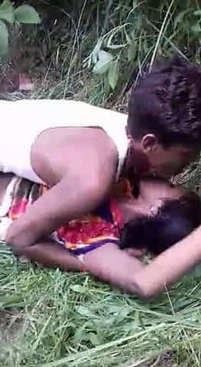 Girlfriend ko khet mai pel diya boyfriend ne