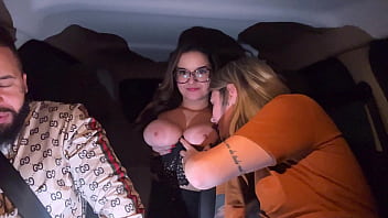 Motorista 99 pega passageiro dos peitos grandes e natural ! Passageira gosto tanto que pediu que chupasse ela todinha e seus peitos at&eacute_ ela gozar gostoso e deu 5 estrelas pela corrida!
