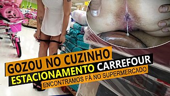 Cristina Almeida dando o cu sem camisinha no estacionamento do carrefour, encontra f&atilde_ e tira a calcinha dentro do supermercado.