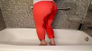 Whitney Morgan pissing orange pants in bathtub omorashi