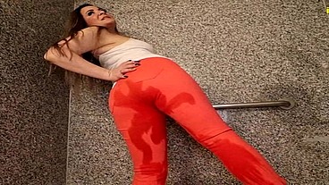 Whitney Morgan pissing orange pants in bathtub omorashi