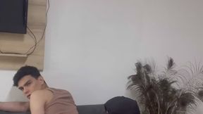 DAVE LION CONTRATA UNA PUTA PARA QUE LO HAGA MUJER