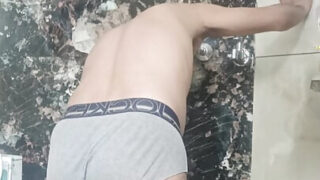 شاهد هذا الرجل الهندي المثلي ذو الشعر الكثيف، وهو مدرس وشرطي، يمارس العادة السرية بقوة في مشهد مثير من منظور الشخص الأول.