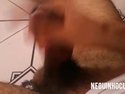 GOSTOSO BATENDO UMA E GOZANDO