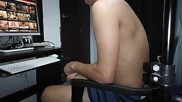 ESTABA JUGANDO Y VIENDO PORNO Y LLEGA LA PUTA DE MI MUJER A ATENDERME.