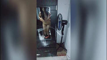 ESTABA JUGANDO Y VIENDO PORNO Y LLEGA LA PUTA DE MI MUJER A ATENDERME.