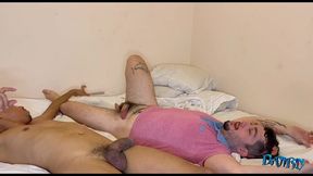 novinho da favela mostrou pro mauricinho como a vida e dura, e a pica tambem