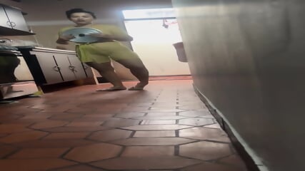 latina limpiando su casa