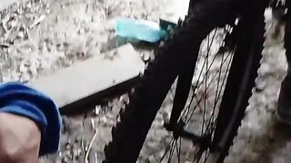 私の親友は私に自転車の車輪で熱いマッサージをしてくれます、彼は私自身を見るのが大好きです、私の精子が自転車の車輪に垂れてきます、そして私たちは二人ともとても楽しい時間を過