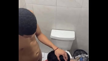 Flagra mamando h&eacute_tero dotado no banheiro da balada.